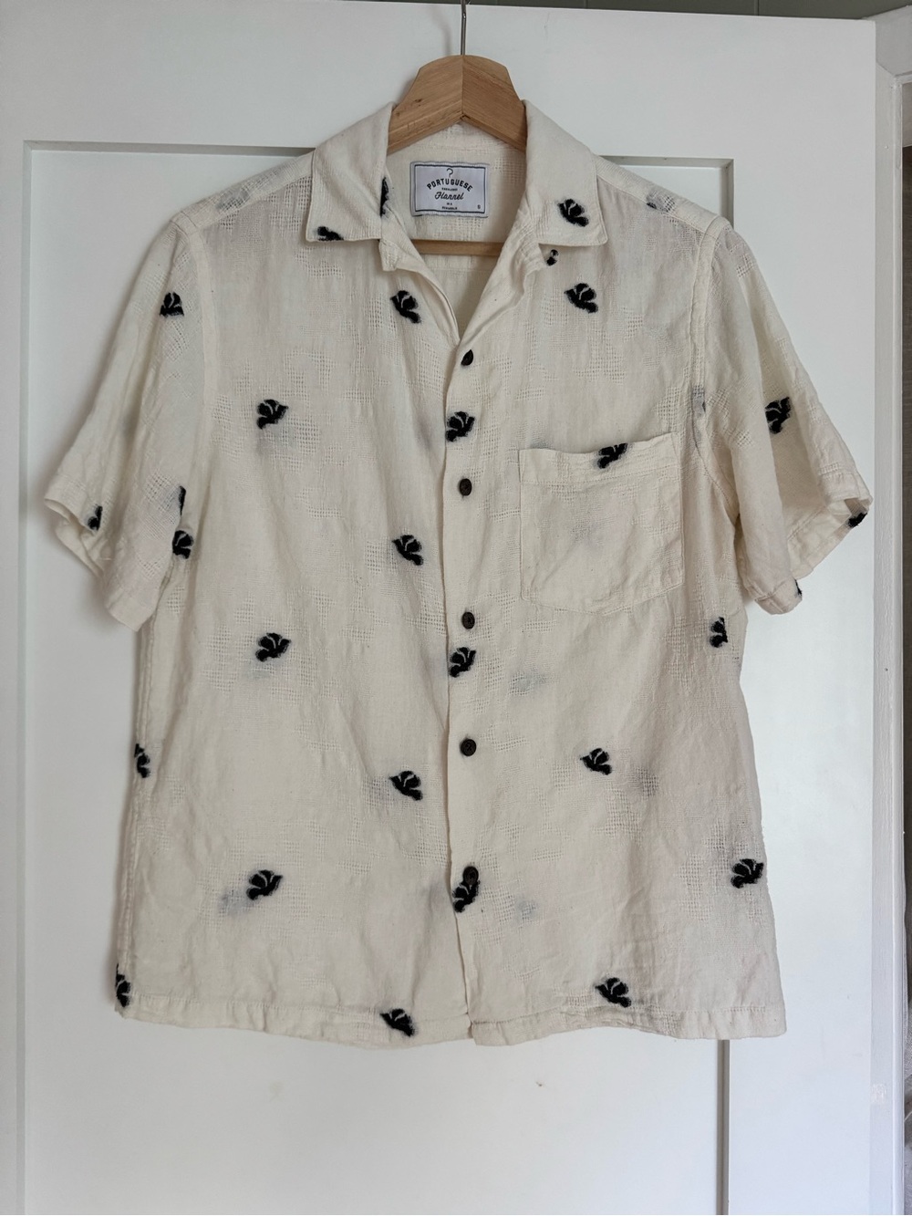 Casual Cream Short-Sleeve Button-Down Shirt with Black Leaf Motifs